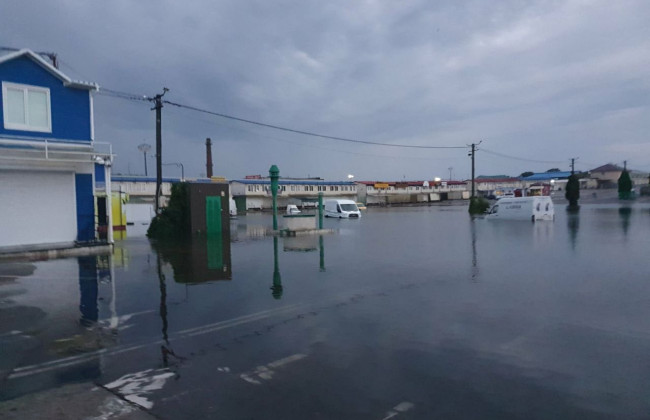 В Одессе затопило рынок «Седьмой километр»: пострадали торговые павильоны и авто