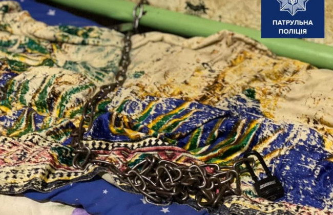 У Кривому Розі мати з вітчимом прикували дитину ланцюгом до батареї, фото