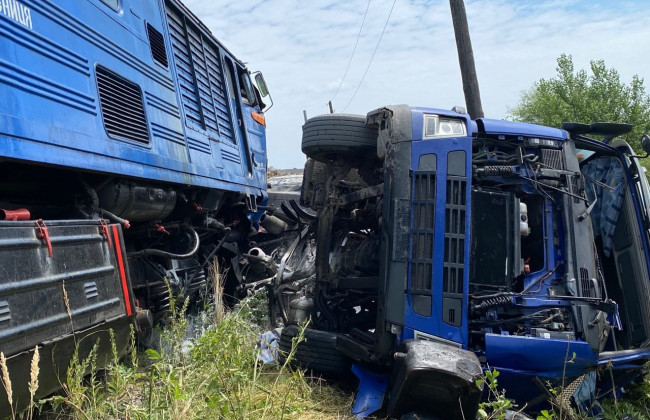 На Закарпатье пассажирский поезд столкнулся с грузовиком