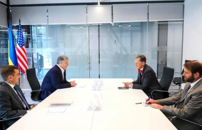 Посольство США сообщило, что Джордж Кент встретился с Петром Порошенко