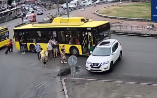 В Киеве пассажиры толкали троллейбус и протаранили легковушку, видео