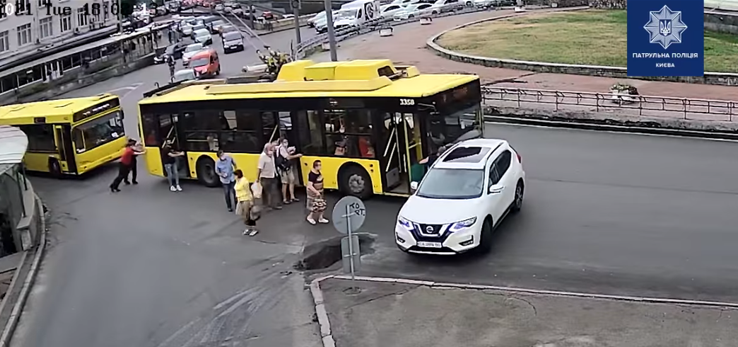 В Киеве пассажиры толкали троллейбус и протаранили легковушку, видео