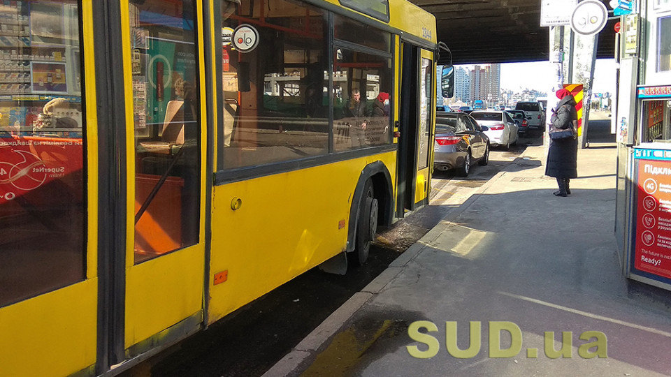 В Киеве неадекват напал на водителя автобуса во время движения и спровоцировал ДТП: видео