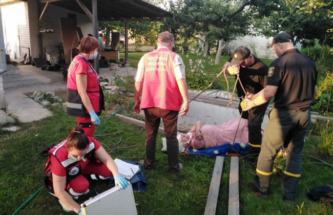 Трагедия под Киевом: женщина упала в пустой глубокий бассейн