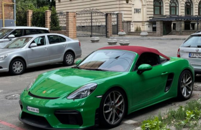 В Киеве заметили эксклюзивный спорткар Porsche