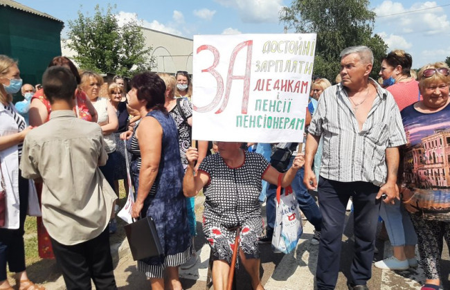 Зарплатні борги: медики перекрили трасу на Харківщині