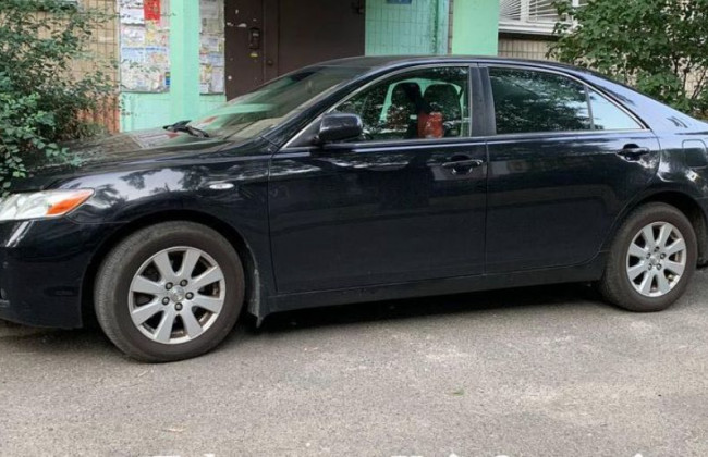 В Киеве «герой парковки» перекрыл проход в подъезд, фото