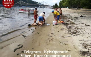 У Києві рятувальники дістали з Дніпра тіло чоловіка