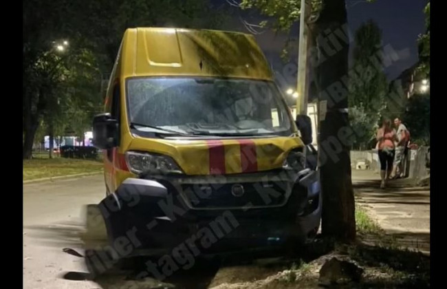 Серьезное ДТП в Киеве: автомобиль электросетей ДТЭК протаранил несколько машин, видео
