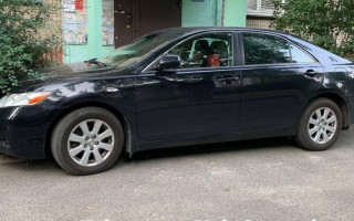 В Киеве «герой парковки» перекрыл проход в подъезд, фото