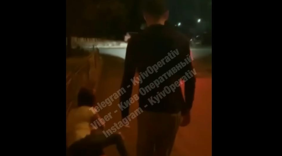 Кричала на весь район: в Киеве голый мужчина пытался затащить девушку в машину, видео