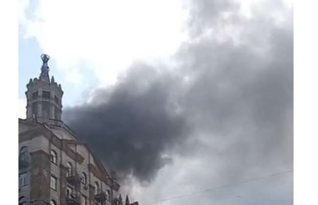 В Киеве на Крещатике вспыхнул жилой дом, видео