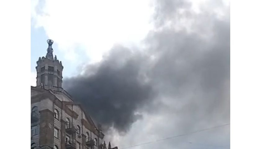 В Киеве на Крещатике вспыхнул жилой дом, видео