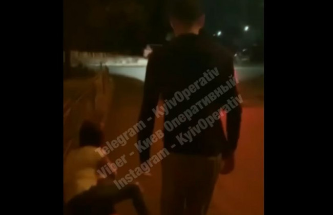 Кричала на весь район: в Киеве голый мужчина пытался затащить девушку в машину, видео