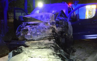 У Києві водій Ford заснув на ходу і влетів у колонку біля АЗС