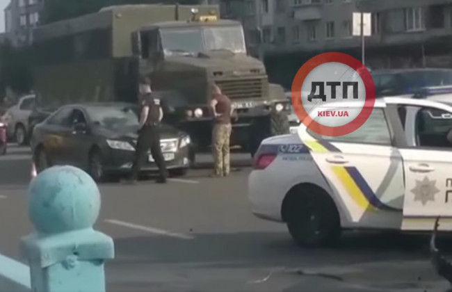 Масштабна автотроща: у Києві водій збив одразу п'ять авто