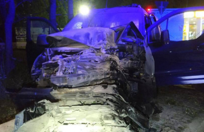 У Києві водій Ford заснув на ходу і влетів у колонку біля АЗС