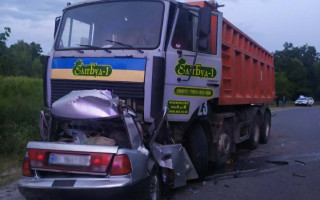 На Полтавщині легковик влетів під вантажівку