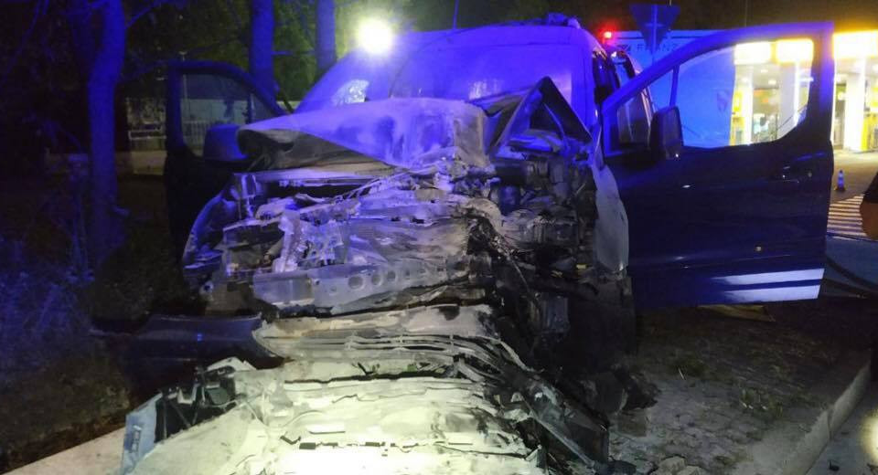 У Києві водій Ford заснув на ходу і влетів у колонку біля АЗС