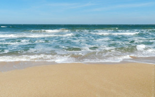 Вода чистая и теплая и нет медуз: туристы показали самый чистый курорт Украины, видео