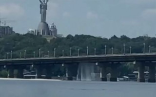 В Киеве новый потоп на мосту Патона, видео
