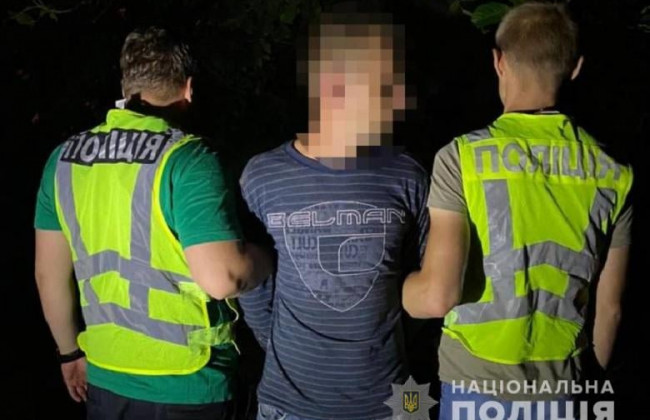 Пограбував та побив літніх людей: у Києві затримали грабіжника