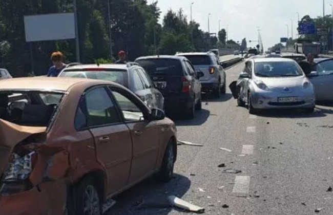 Под Киевом женщина потеряла сознание за рулем и спровоцировала серьезное ДТП