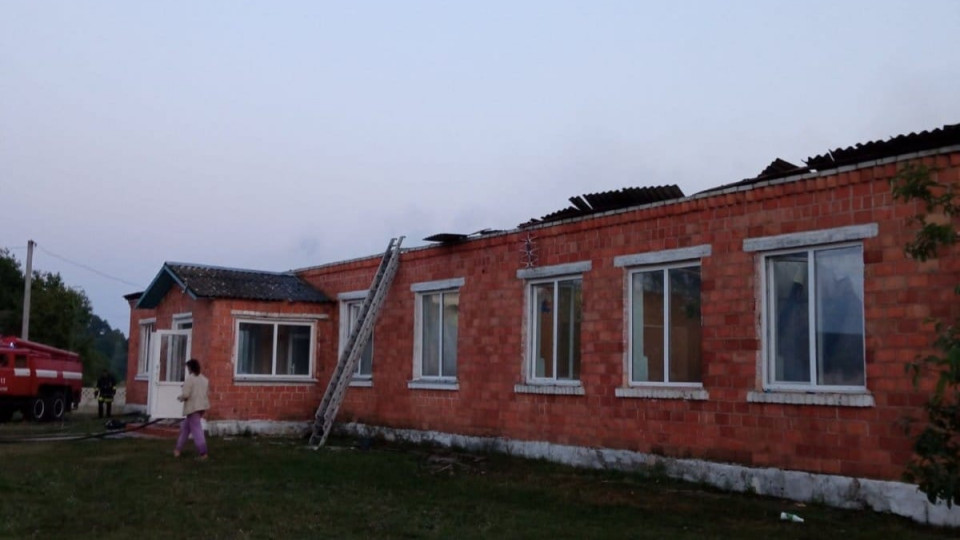 В Ровенской области от удара молнии загорелась школа