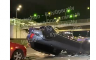 В Киеве перед мостом произошло ужасное ДТП с опрокидыванием авто