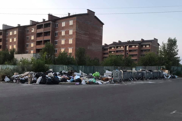 Под Киевом заметили огромную свалку мусора: фото