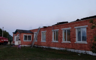 В Ровенской области от удара молнии загорелась школа