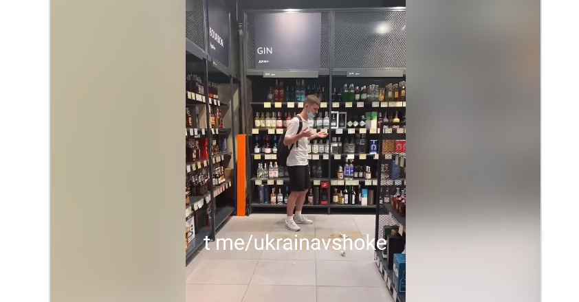 В Киеве юный блогер ради видео в TikTok разбил виски за $7500