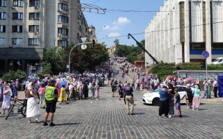 В Киеве возобновили движение транспорта