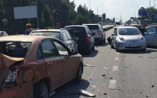 Под Киевом женщина потеряла сознание за рулем и спровоцировала серьезное ДТП