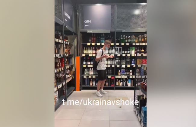 В Киеве юный блогер ради видео в TikTok разбил виски за $7500