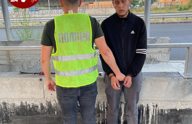 В Киеве мужчина пытался изнасиловать прохожую, а после сопротивления забрал у нее деньги