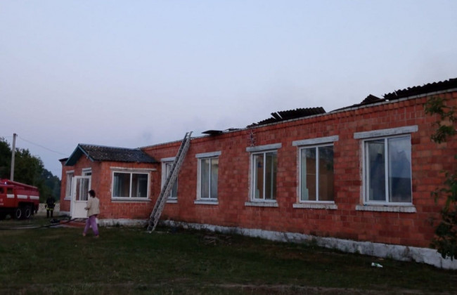 В Ровенской области от удара молнии загорелась школа