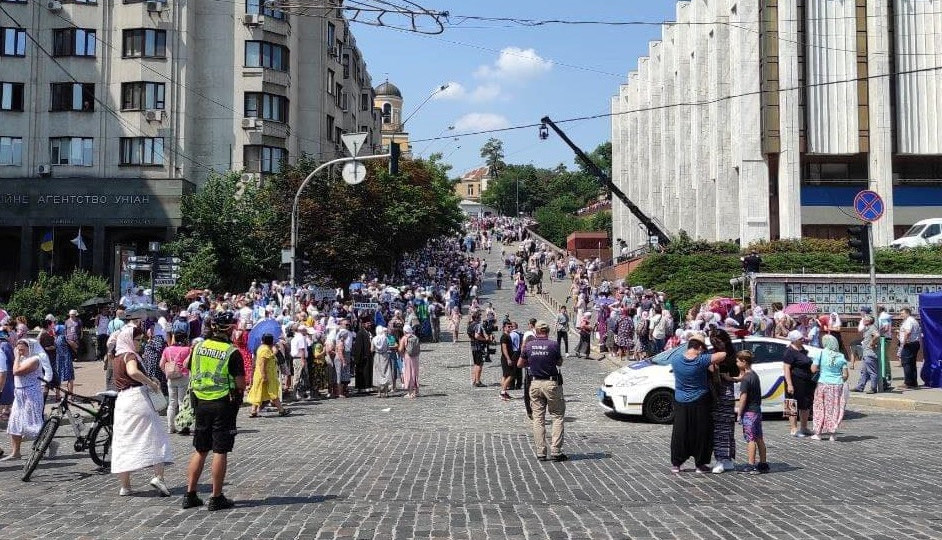 В Киеве возобновили движение транспорта