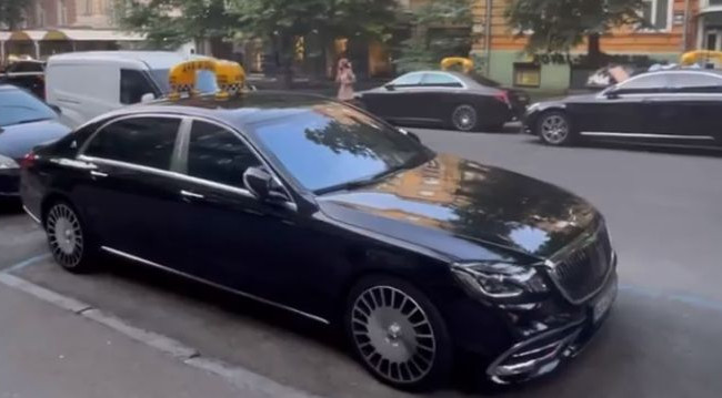 В Киеве заметили самое дорогое такси в Украине, видео