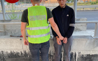 В Киеве мужчина пытался изнасиловать прохожую, а после сопротивления забрал у нее деньги