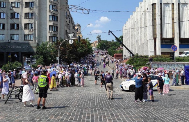 В Киеве возобновили движение транспорта