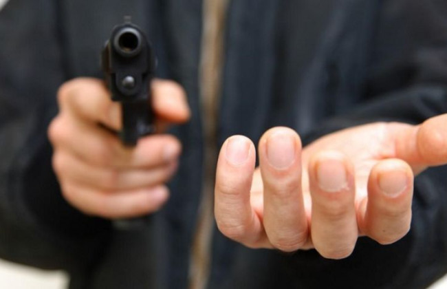 Чи є виконавцем розбою той, хто позбавляв можливості потерпілого пручатися або залишити місце вчинення злочину