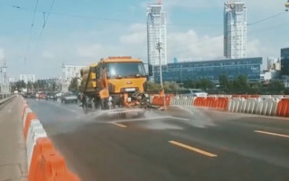 Сильная жара в Киеве: коммунальщики поливают улицы водой, видео