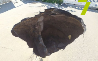 В Одессе провалилась дорога: в образованной дыре видны трубы коммуникации