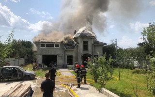 На Західній Україні спортивний літак упав на дім: загинули чотири особи