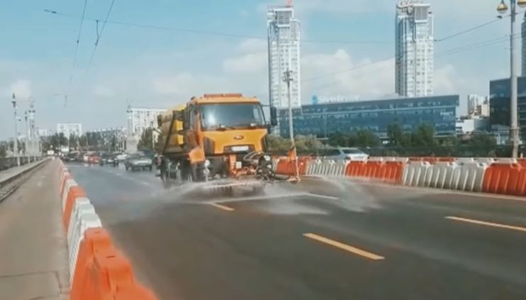 Сильная жара в Киеве: коммунальщики поливают улицы водой, видео