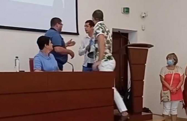В Киевской области мэр города подрался с активистом во время заседания горсовета