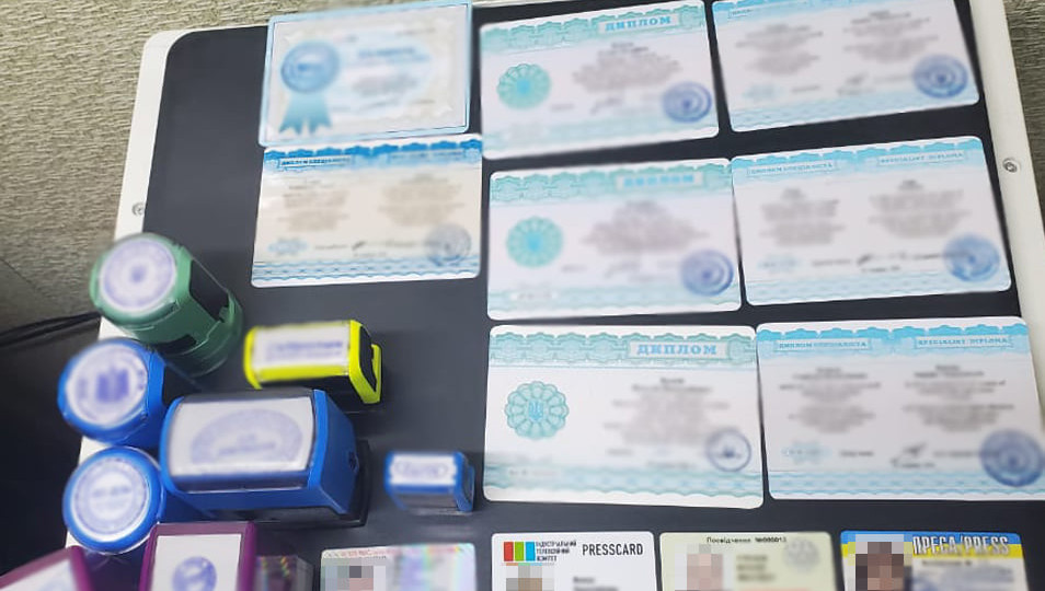 Подделывали любые документы: в Киеве разоблачили группировку мошенников