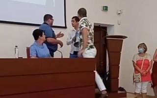 В Киевской области мэр города подрался с активистом во время заседания горсовета