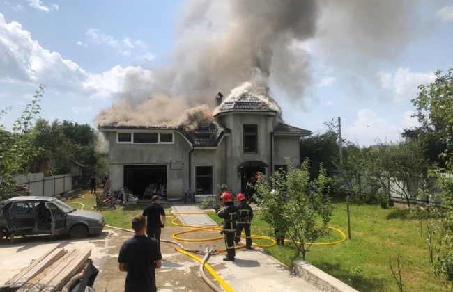 На Західній Україні спортивний літак упав на дім: загинули чотири особи